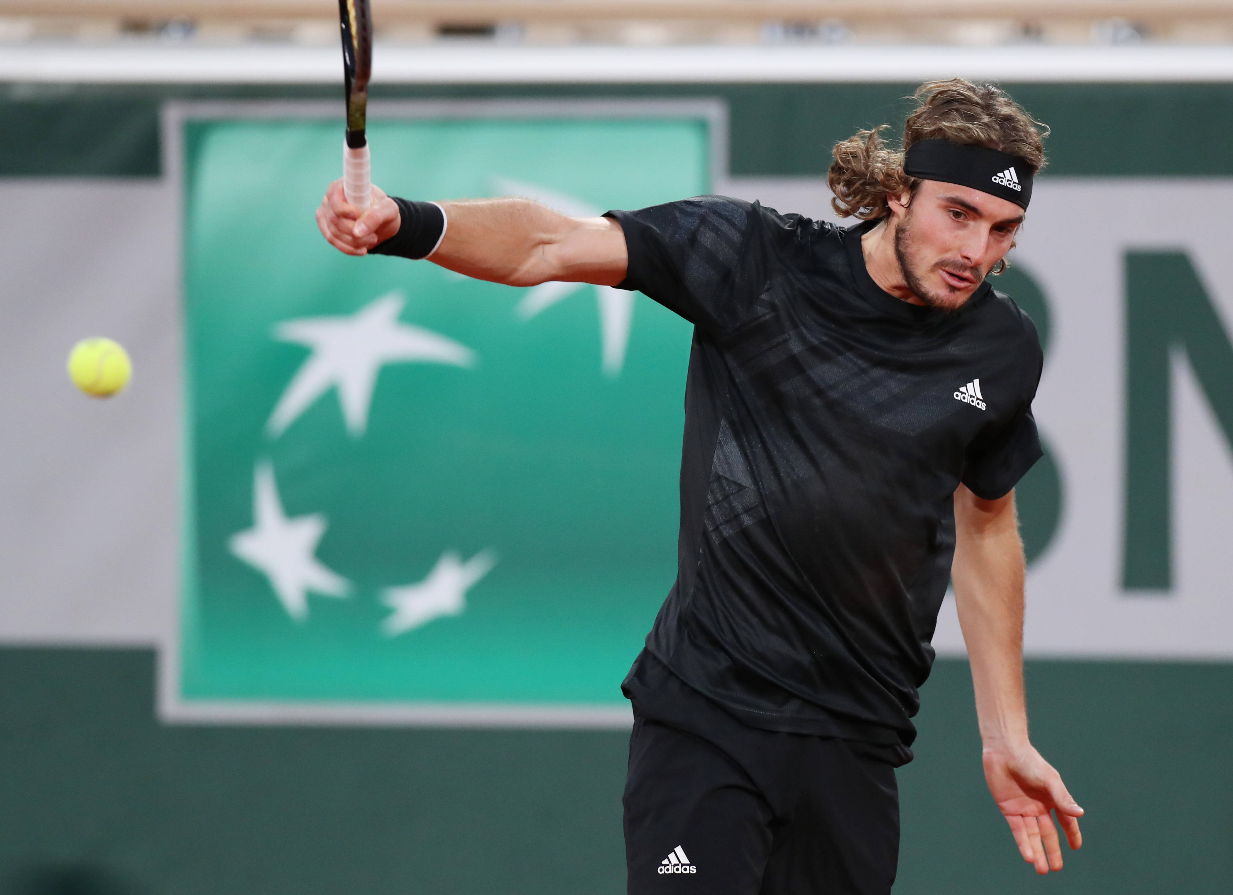 包含西班牙网球队横扫世界网球队，西西帕斯统治全场的词条