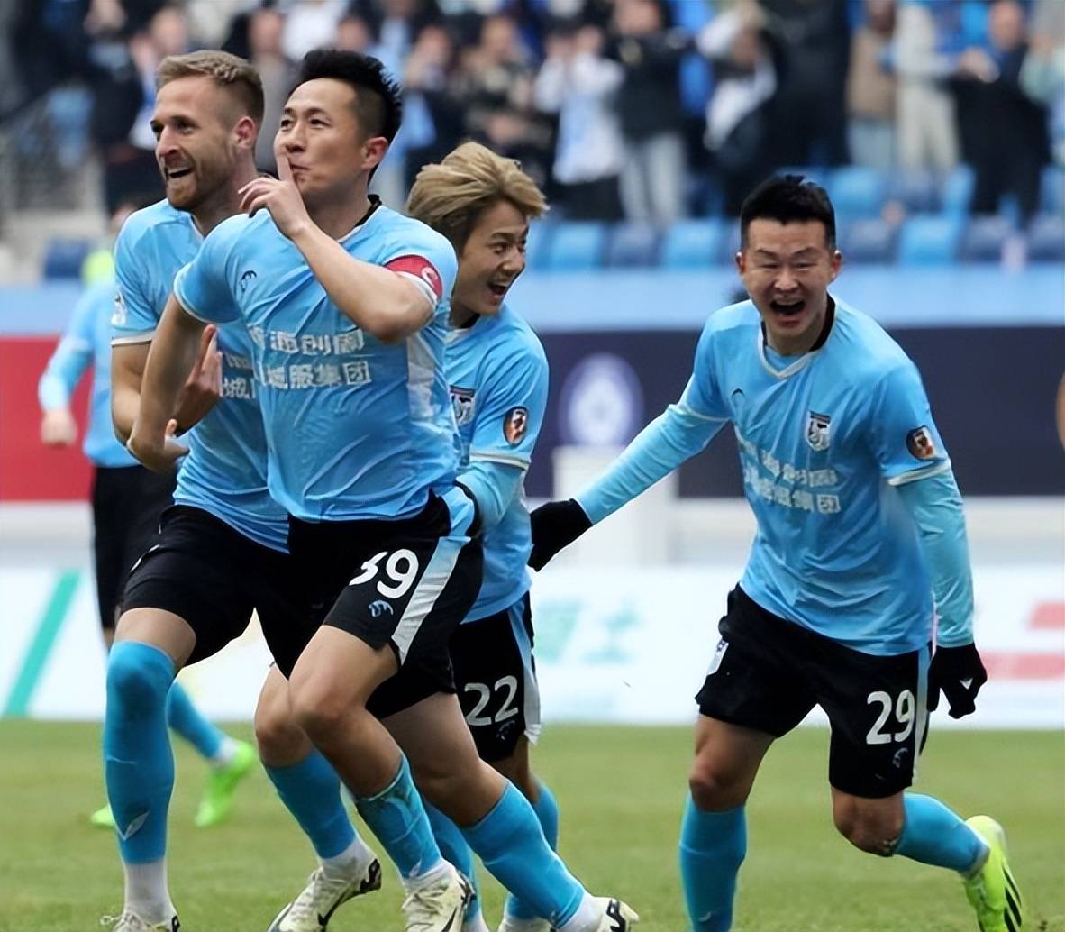 爬行者球员受伤仍坚持比赛,精神可嘉 爬行者球员受伤仍坚持比赛,精神可嘉