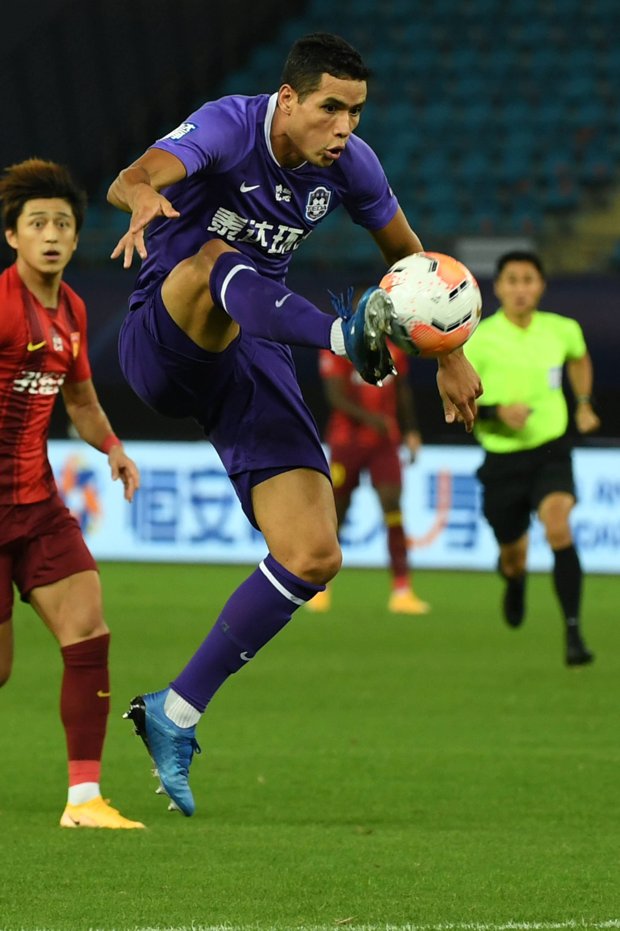 米兰体育-关于天津泰达球员努力拼搏，争取胜利的信息