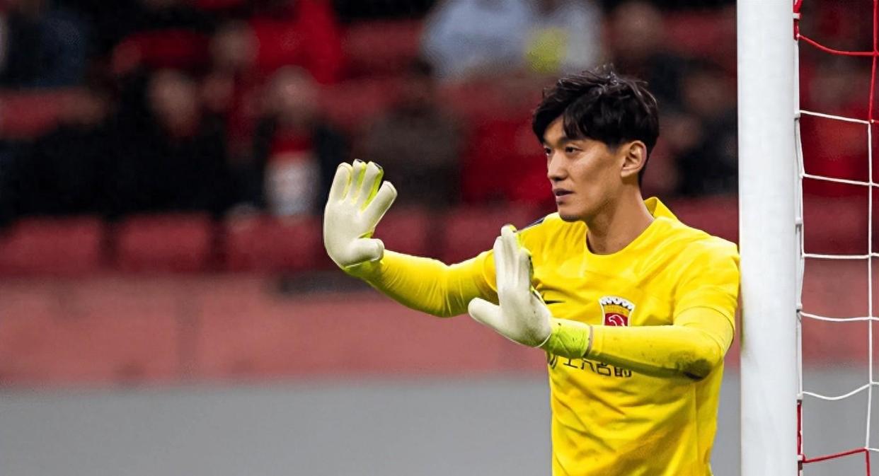 上港门将颜骏凌神勇扑救,帮助球队逼平对手的简单介绍 上港门将颜骏凌神勇扑救,帮助球队逼平对手的简单介绍