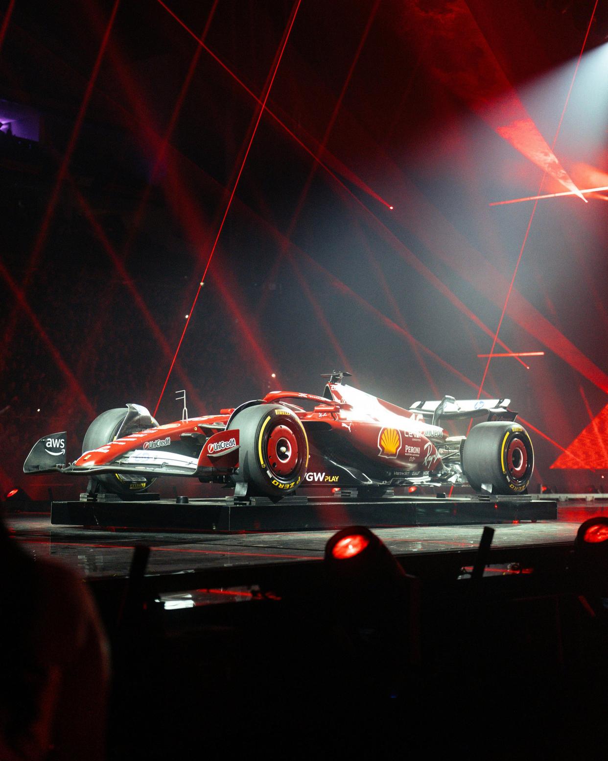 中国米兰体育-包含红牛二队鏖战索伯车队，塞恩斯关键制胜的词条